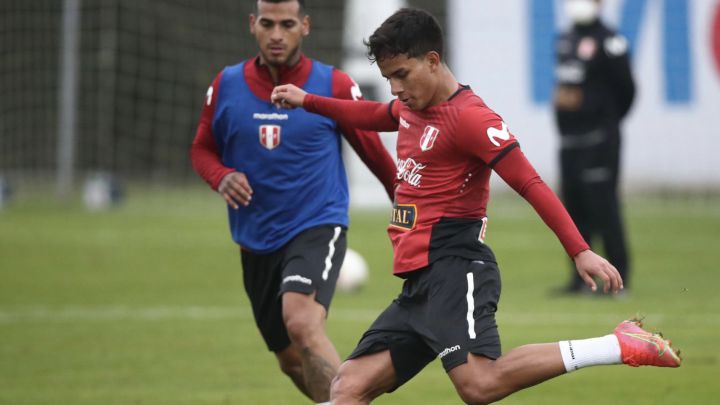 Lora le ganaría el pulso a Corzo si es que no llega Advíncula