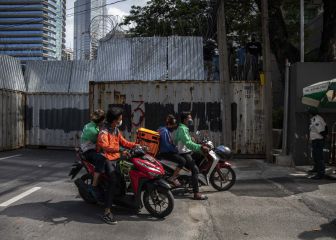 ¡Emocionante! Repartidores venezolanos escoltan el bus de la vinotinto en Lima