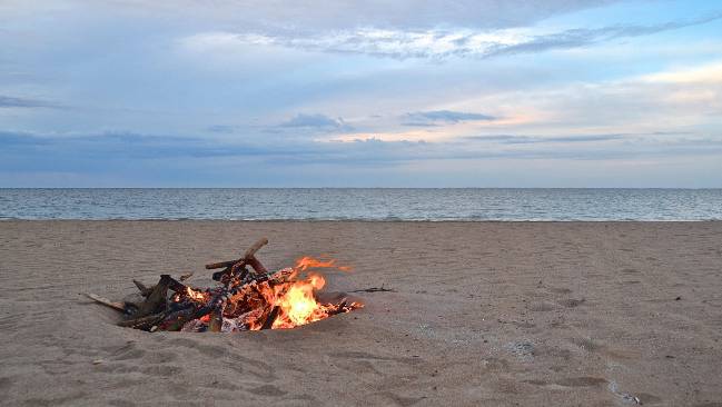 hoguera en la playa