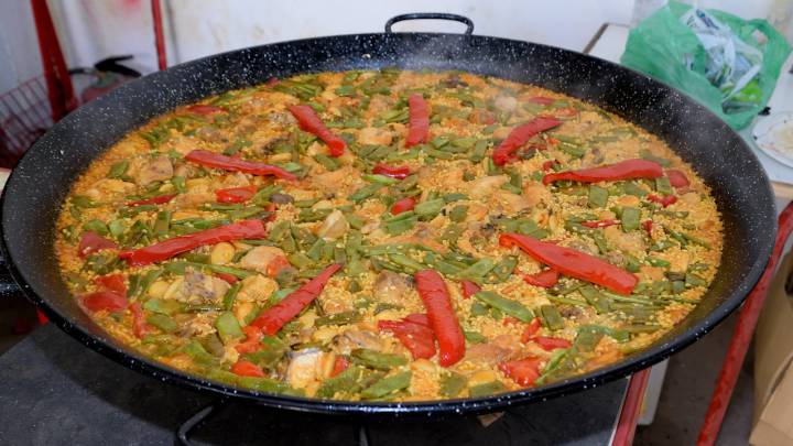 La paella valenciana, el plato típico para degustar en este inicio de Liga