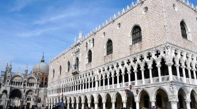 El Palacio Ducal de la Plaza San Marco de Venecia, símbolo de glamour y opulencia pasados.
