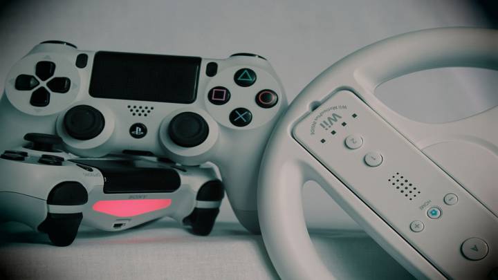 Mandos de PS4 y de Wii