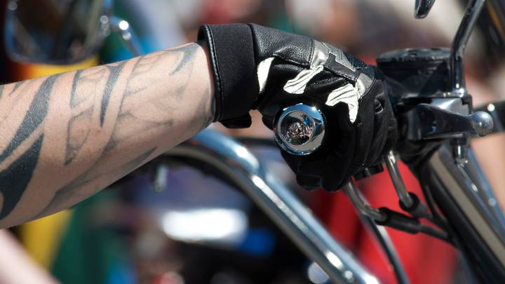 Refuerza tu seguridad y evita las multas: los mejores guantes para moto