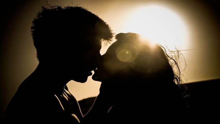 Pareja se besa