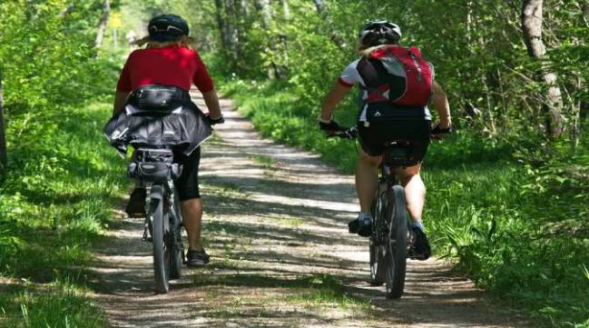 Dos ciclistas por un sendero.