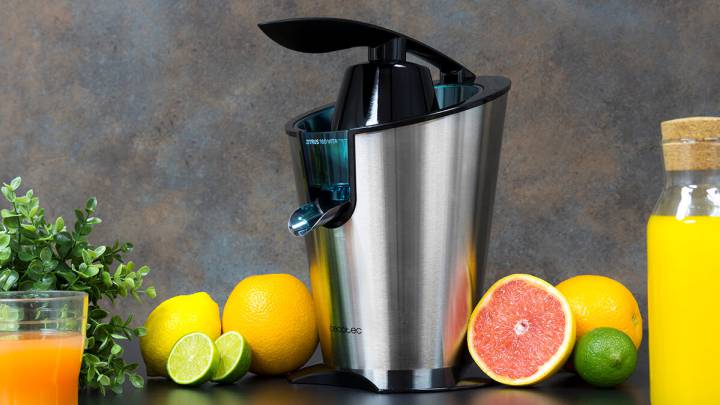 Este exprimidor es eléctrico, desmontable y con dos filtros, y está de oferta en Cecotec