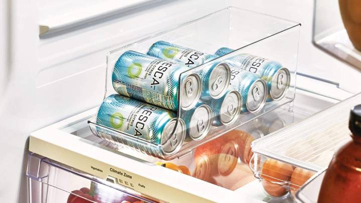 Ordena latas y otros alimentos de tu nevera con este organizador, disponible en Amazon
