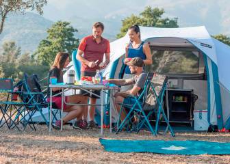 Un colchón hinchable, una tienda y otros artículos indispensables para ir de ‘camping’