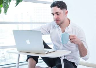 Un teclado, un ratón, un soporte y más accesorios para trabajar con el portátil