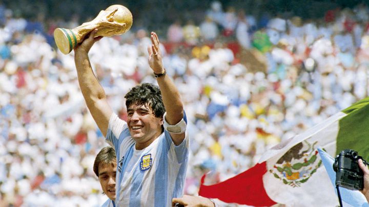Maradona, en 10 productos: camisetas, documentales, pósters y más para recordar al astro argentino