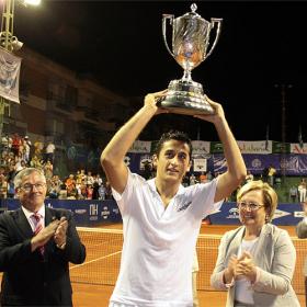 Nicolás Almagro se proclama campeón tras derrotar a Tommy Robredo Nicolás Almagro se proclama campeón tras derrotar a Tommy Robredo