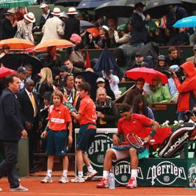 La lluvia frena a Nadal con ventaja de 2 sets a 1 La lluvia frena a Nadal con ventaja de 2 sets a 1
