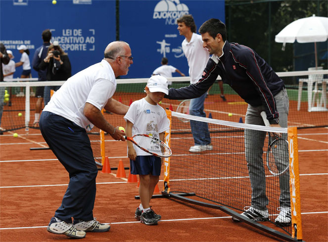 Djokovic inaugura una pista de tenis en una favela de Río