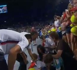 Susto para Djokovic: cae sobre él una grada con aficionados Susto para Djokovic: cae sobre él una grada con aficionados