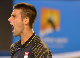 Djokovic sobrevive a su primera prueba de fuego en Australia Djokovic sobrevive a su primera prueba de fuego en Australia
