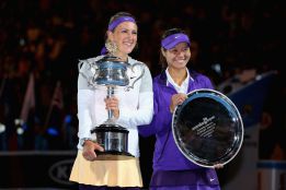 Azarenka retiene el título frente a una accidentada Na Li Azarenka retiene el título frente a una accidentada Na Li