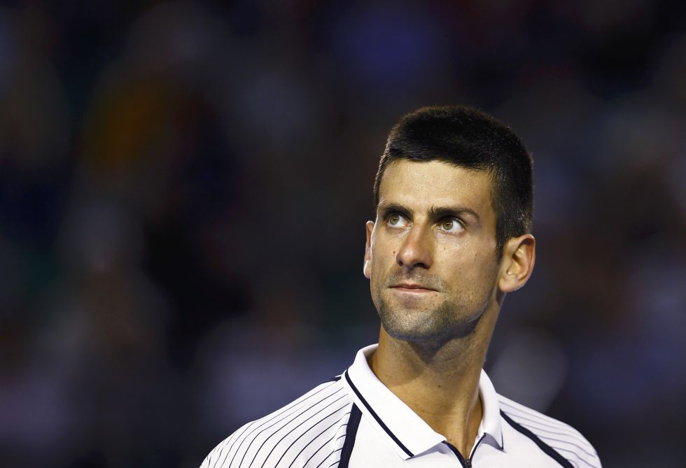 Derrota en el debut de Djokovic y primer susto para Federer