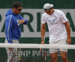Nadal, entrenando con precaucion por la espalda