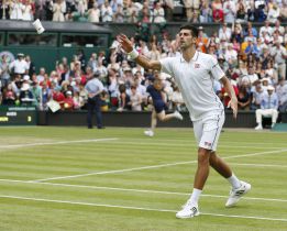 Djokovic pasa a octavos al imponerse a Simon en tres sets