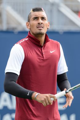 Nick Kyrgios se despide entre abucheos y su hermano la lía