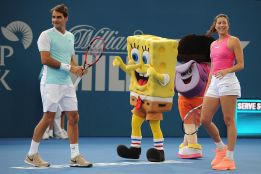 Roger Federer y Garbiñe Muguruza durante el kids day en Brisbane