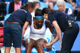 Serena se retiró en su primer partido por dolores de rodilla