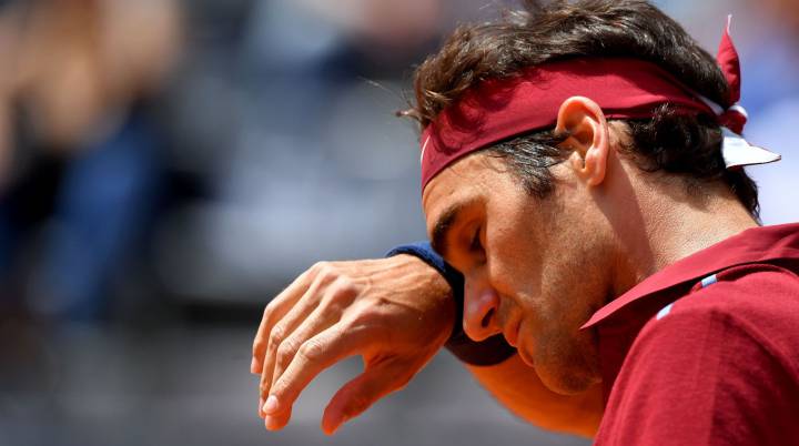 Federer cae contra Thiem y duda si ir a Roland Garros