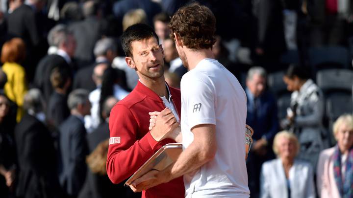 Novak Djokovic y Andy Murray se saludan tras la final de Roland Garros. El serbio felicitó al escocés después de que le destronase como número 1 del mundo del ranking ATP.