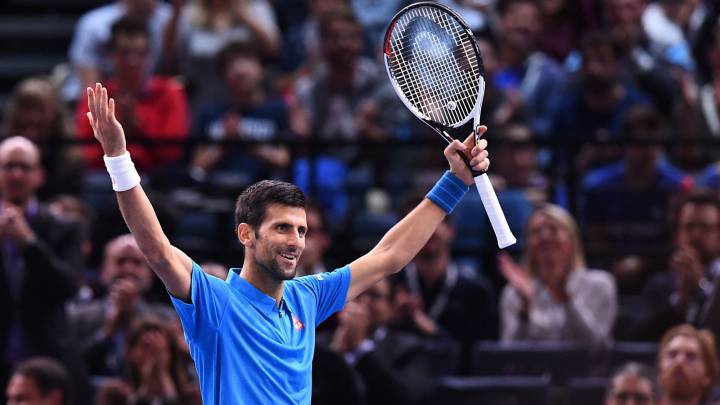 Novak Djokovic celebra un punto durante su partido ante Marin Cilic en los cuartos de final del Masters 1.000 de París. El tenista serbio buscará recuperar el número 1 en la Copa de Maestros que empieza este domingo en Londres.
