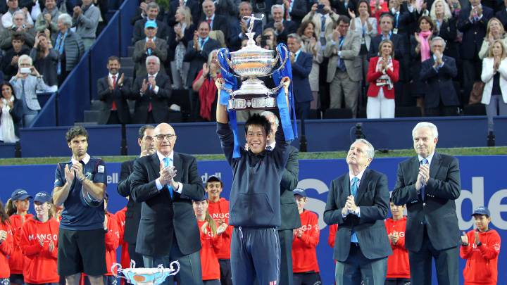 El tenista japonés Kei Nishikori levanta el trofeo de campeón del Open Banc Sabadell - Conde de Godó de 2015.
