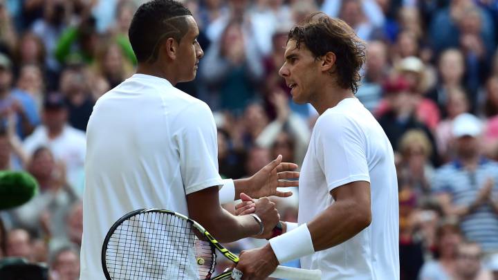 Nick Kyrgios saluda a Rafa Nadal después de que el tenista australiano derrotase al mallorquín en el torneo de Wimbledon en 2014.