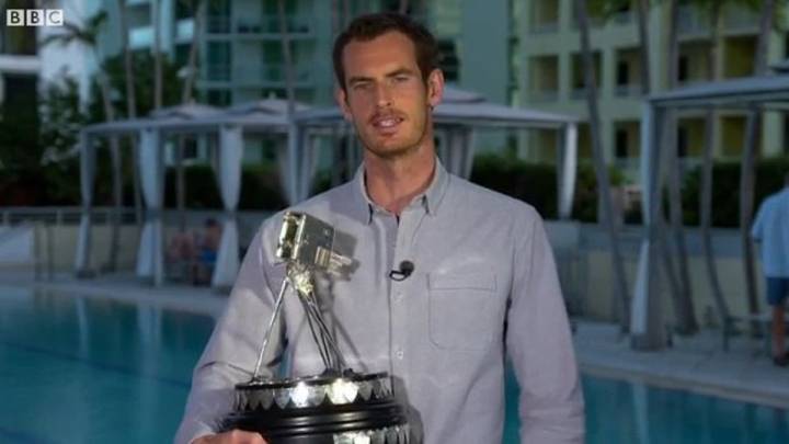 Andy Murray posa con el trofeo de Deportista Británico del Año 2016 otorgado por la BBC.