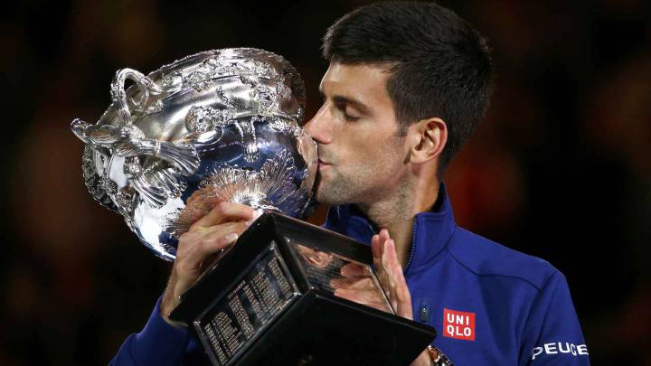 Novak Djokovic besa el trofeo de campeón del Abierto de Australia 2016.