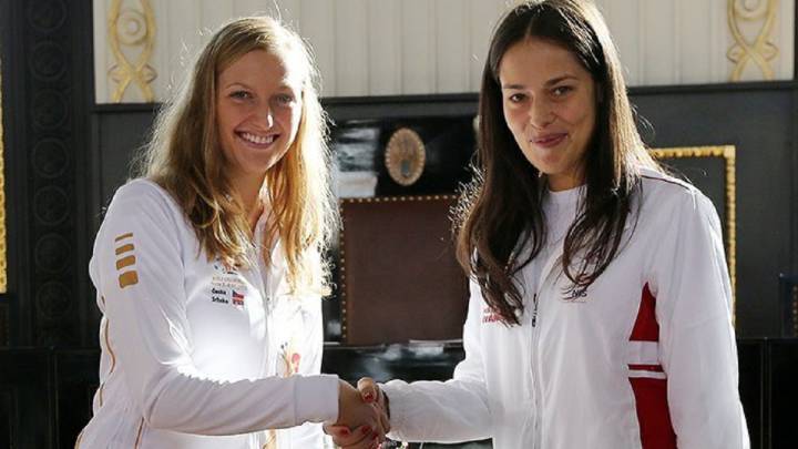 Petra Kvitova y Ana Ivanovic se saludan antes del inicio de la final de la Fed Cup entre República Checa y Serbia.