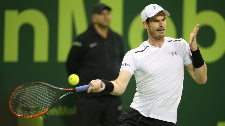 Andy Murray devuelve una bola a Novak Djokovic durante la final del Torneo ATP 250 de Doha.