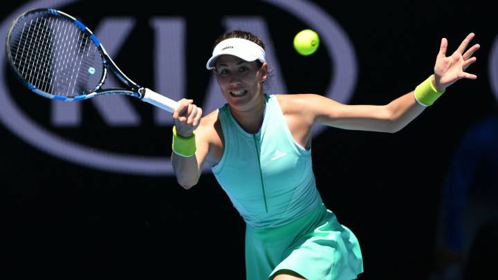 Garbine Muguruza devuelve una bola ante Marina Erakovic durante su partido de primera ronda en el Open de Australia.