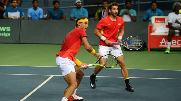 Rafael Nadal y Marc Lopez devuelven una bola durante el encuentro de dobles en la eliminatoria ante la India por el ascenso al Grupo Mundial de Copa Davis.