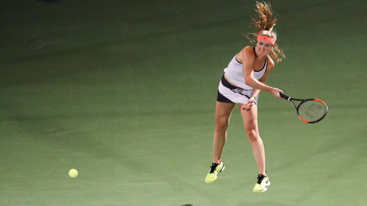 La tenista ucraniana Elina Svitolina devuelve una bola a Caroline Wozniacki durante la final del torneo de Dubai.