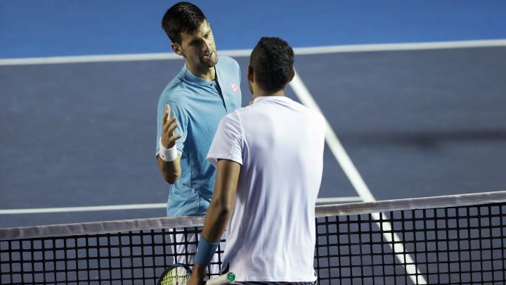 El australiano Nick Kyrgios y el serbio Novak Djokovic se saludan al término del partido de cuartos de final del Abierto Mexicano de Tenis en el puerto mexicano de Acapulco.