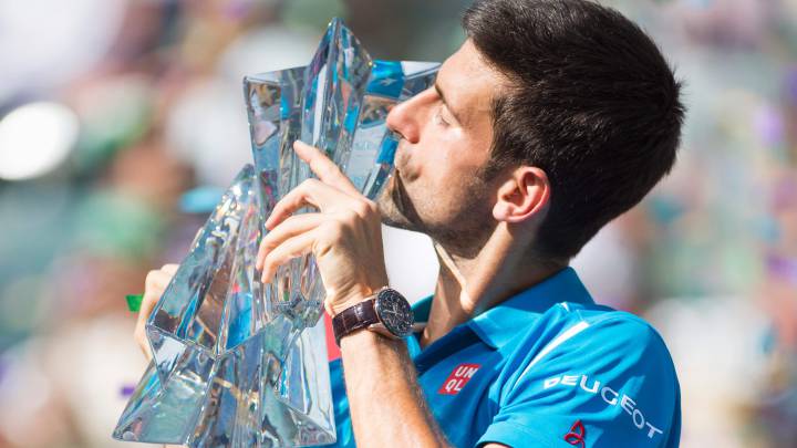 Novak Djokovic besa el trofeo de campeón de Indian Wells de 2016 tras derrotar en la final a Milos Raonic.