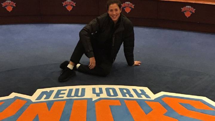 Garbiñe Muguruza posó en el vestuario de los New York Knicks de la NBA antes de jugar un partido de exhibición en el Madison Square Garden.