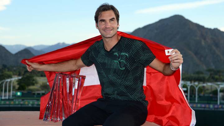 Roger Federer posa con la bandera de Suiza y el trofeo que le acredita como ganador del torneo de Indian Wells.