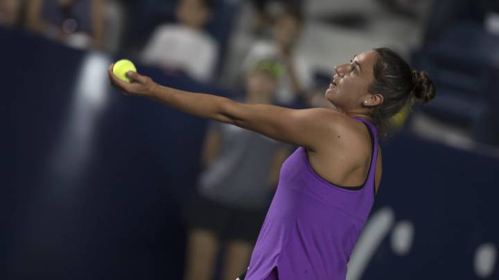 La tenista de España Sara Sorribes devuelve una bola a la canadiense Eugenie Bouchard durante el Abierto de Tenis de Monterrey (México).