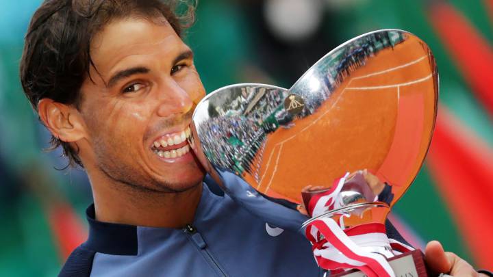 Rafa Nadal muerde el trofeo de campeón del Monte-Carlo Rolex Masters tras ganar en la final al francés Gaël Monfils.