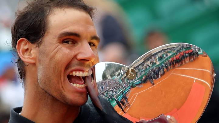 Rafa Nadal muerde el trofeo de campeón del Masters 1.000 de Montecarlo tras derrotar en la final a Albert Ramos-Vinolas.
