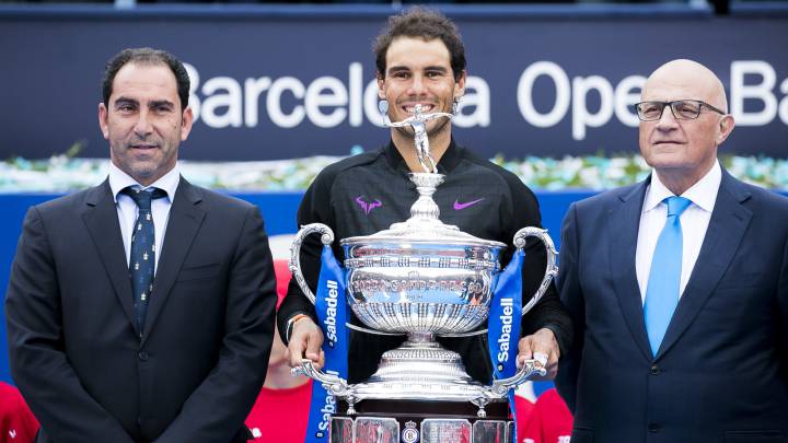 Rafa Nadal posa con el trofeo de campeón del Barcelona Open Banc Sabadell - Conde de Godó junto a Albert Costa.