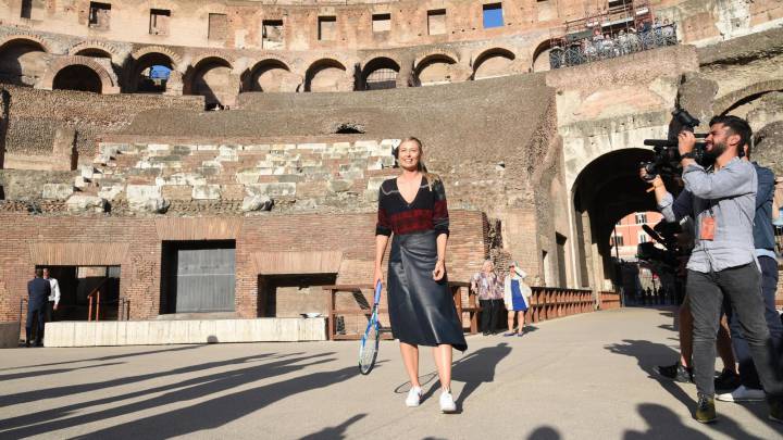 María Sharapova posa durante un evento en el Coliseo de Roma antes del Masters 1.000 de la capital italiana.