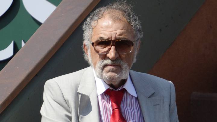 Ion Tiriac presencia un partido de Roland Garros en París.