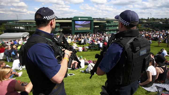 Agentes de la policía británica realizan labores de vigilancia durante el torneo de Wimbledon de 2016.