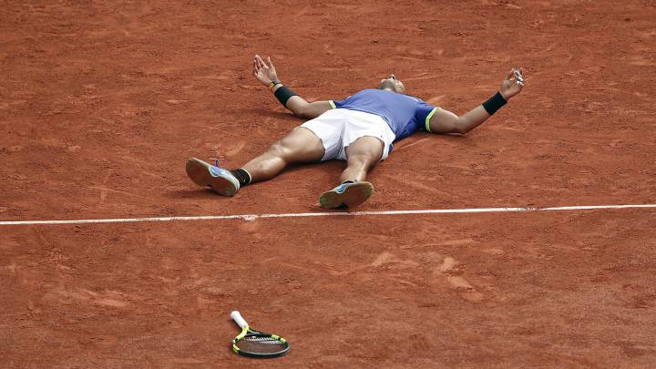 Rafa Nadal celebra en el suelo su décimo Roland Garros.